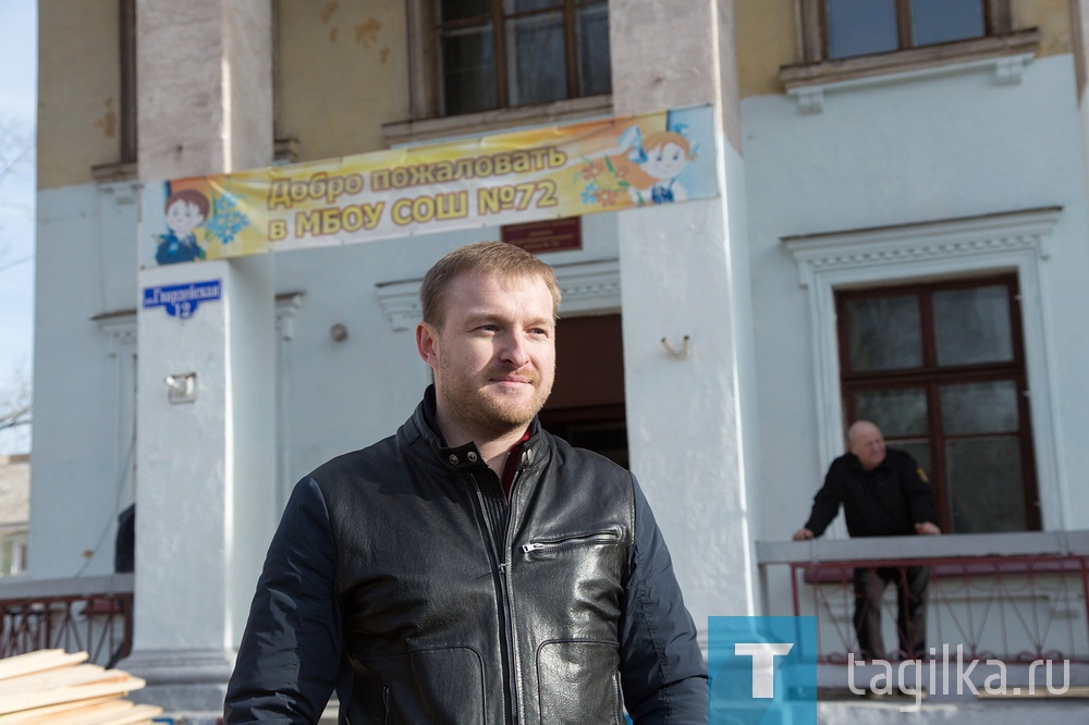 Исполнительный директор ЗАО «Стройкомплекс» Илья Баянкин отметил, что пока рано говорить о состоянии здания. Картина прояснится после завершения демонтажа, то есть примерно через пару недель. Но уже понятно, что стропила на крыше требуют полной замены: они сильно прогнулись, отслужили свой век. Такая же ситуация с полами.

- Ремонтируя школу №56, мы получили большой опыт, - отметил Илья Баянкин. - Теперь хорошо представляем, что и как надо делать. Единственная сложность – без предупреждения отключили отопление и воду, оставили только электричество.