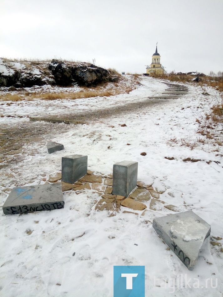 Каменная скамейка, установленная около дорожки, ведущей к вершине, разломана. Плита сброшена на землю и расколота на три части.

Вряд ли это последствия природных явлений: ветру сдуть такую махину не под силу. Скорее всего, порезвились вандалы. Как показывает практика, для них сложностей не существует: сумели же оторвать каменный шар у скульптуры около цирка! 

Всем нравится, что город становится красивее. Но вот хранить то, что сделано, к сожалению, так и не научились.