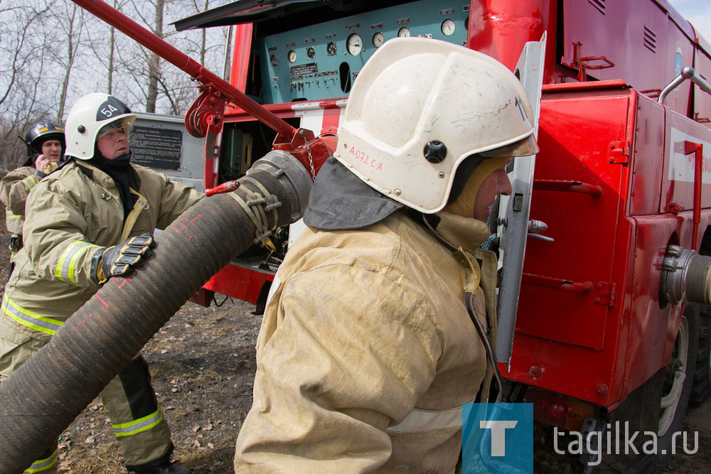 Сегодня  спасатели ликвидируют условную ЧС, связанную с возникновением природного пожара вблизи г. Нижнего Тагила