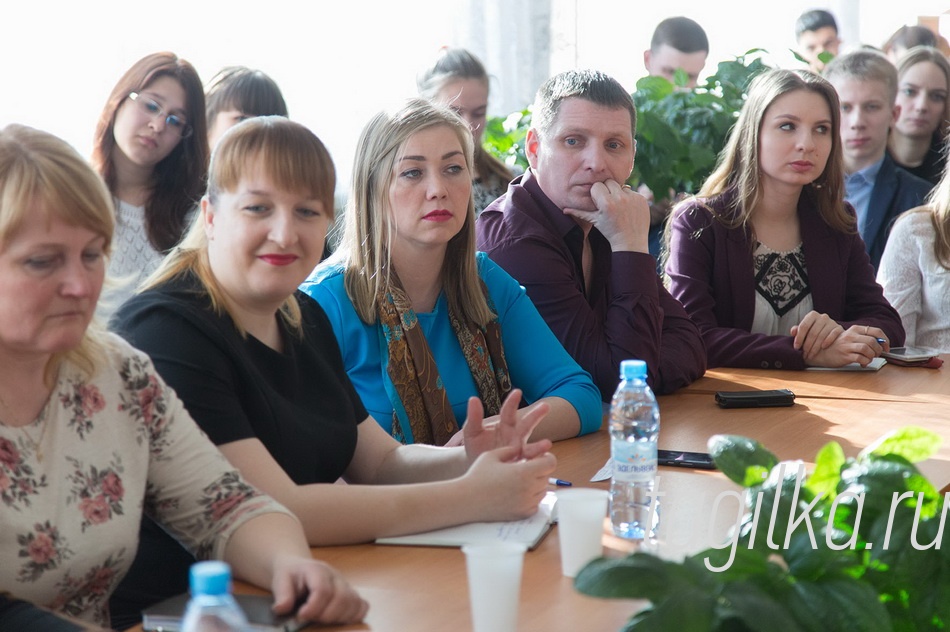 Встреча волонтеров с Главой города.

Накануне на IV слете волонтеров были подведены итоги социального квеста «Маршрутами добра», стартовавшего в марте 2015 года. В акции принимали участие добровольцы и отряды образовательных учреждений, предприятий, благотворительных фондов. Останавливаться на достигнутом активисты не намерены, поэтому и решили вместе с предстателями власти обсудить, куда двигаться дальше.