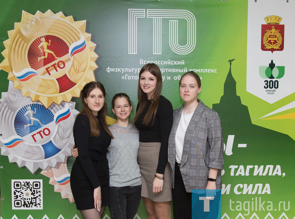 На фото студентки горно-металлургического колледжа Анастасия Пастухова, Анастасия Никитина, Марина Кондратьева и Юлия Караваева.