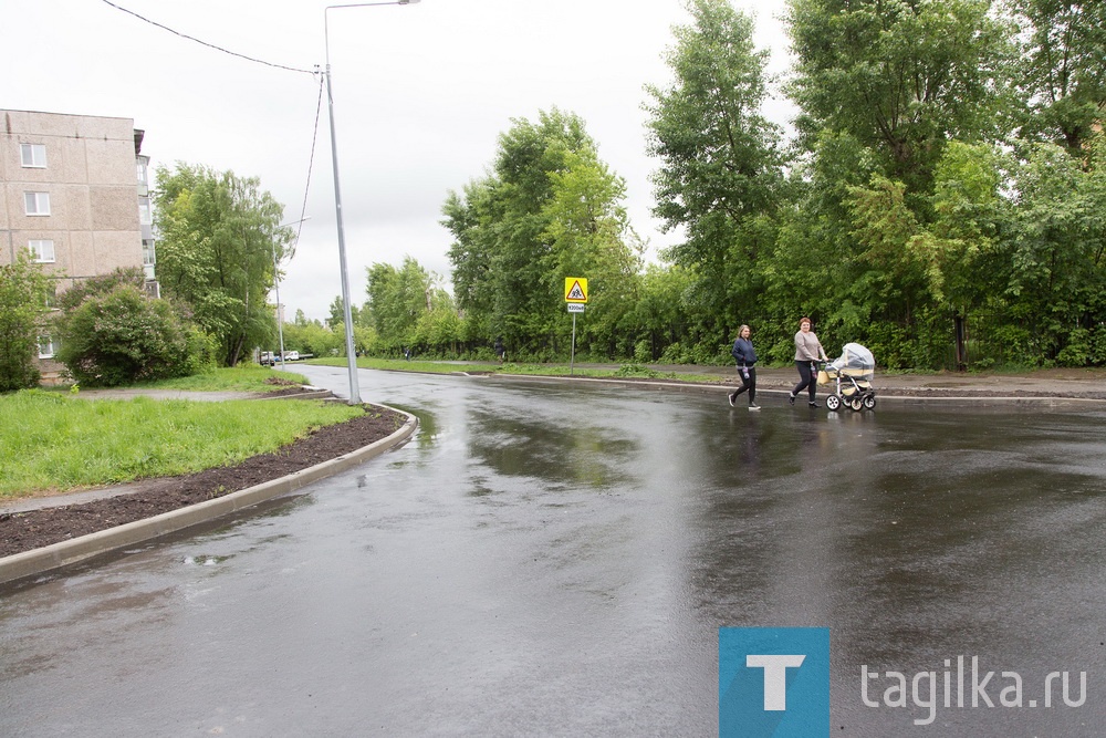 Первым объектом, сданным в эксплуатацию на Вагонке в рамках нацпроекта, станет улица Хвойная, рядом с которой находится школа № 36 и специализированный дом ребенка. Работы здесь выполнены на 90%: уложены два слоя асфальта, установлены бортовые камни. Строителям осталось только оборудовать пешеходные переходы, заасфальтировать заезды во дворы и засеять газоны.