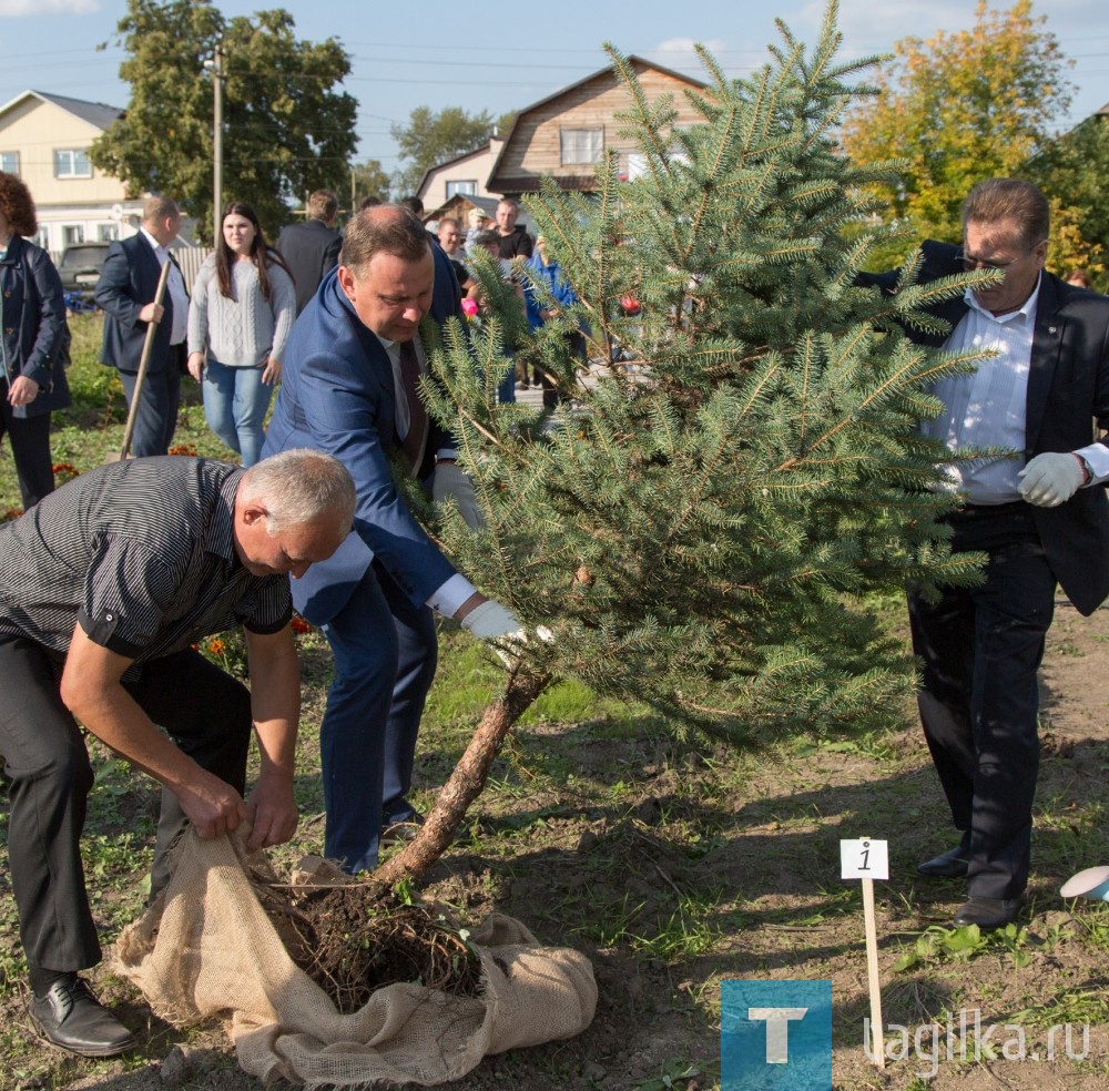 В ТОС «Пограничный» появился новый «Вишневый сад»

Временно исполняющий полномочия главы города привез в подарок жителям ТОС «Пограничный» голубую ель, которая заняла в новом саду почетное место под номером один. «Это уникальный ТОС, где все живут как одна дружная семья, что позволяет реализовывать такие красивые проекты - подчеркнул Владислав Пинаев. – Подобные инициативы мы всегда готовы и будем поддерживать, потому что они идут от души. В будущем мы поможем ТОС «Пограничный», который занял уверенное третье место в рейтинговом голосовании по обустройству общественных территорий, организовать рядом с новым фруктовым садом хорошую игровую зону и спортивную площадку».

Пресс-служба Администрации города
Фото Сергея Казанцева