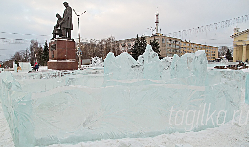 Строительство собственно городка начали с
лабиринта около памятника Черепановым. К ра-
боте над первой фигурой приступили скульпторы.