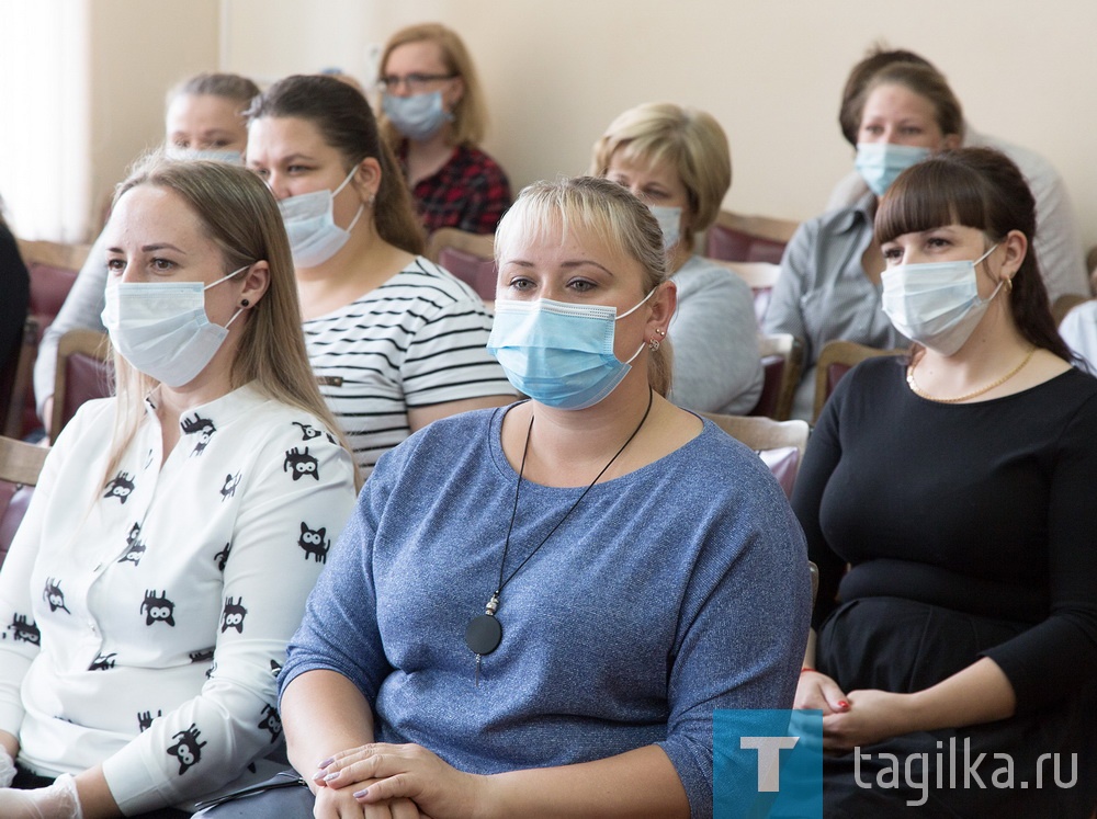 Тагильчане стали обладателями сертификатов в рамках государственной программы по обеспечению доступным и комфортным жильем и коммунальными услугами граждан Российской Федерации. Общая сумма выделенных средств из всех уровней бюджетов составила 26,9 млн рублей. Из них 15,0 млн рублей направлена из местного бюджета, из областной и федеральной казны – 11,95 млн рублей. Размер выплаты для каждой семьи составил 40% от расчетной стоимости жилья в Нижнем Тагиле и варьировался в зависимости от количества ее членов. Самую большую субсидию - 1 960 тыс. руб. получила семья из семи человек. Сертификат стал отличным подарком для ее главы, который сегодня отмечает день рождения.