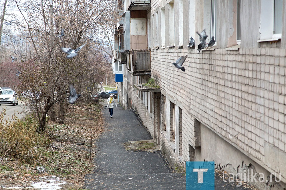 Глава города проверил выполнение ремонтов тротуаров и подъездов к социальным объектам за минувший летний сезон. В объезде участвовали главы районов и руководители дорожных компаний МУП «Тагилдорстрой» и ООО «УБТ-Сервис».