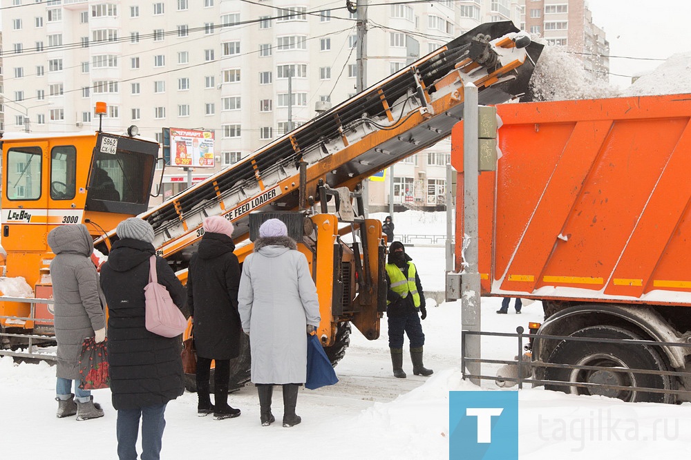 И в мороз, и в метель

Напомним, что на расчистку от снега дорог первой категории (наиболее значимых) подрядным организациям дается три-четыре часа после окончания снегопада, второй-четвертой категорий – пять-шесть часов, пятой категории – 12 часов.

Осадки шли почти каждый день, в сильные снегопады высота снежного покрова составляла до 20 сантиметров. Коммунальные службы работали круглосуточно: днем расчищали проезжую часть и тротуары, ночью вывозили снег с улиц. За грейдером двигался трактор, который дочищал съезды во дворы и парковки. Ледяные колеи обрабатывали реагентами. Там, где не справлялась техника, применяли ручной труд. На тротуарах трудились тракторы и мини-погрузчики. Как сообщили «ТР» в Тагилдорстрое, за сутки из города вывозится, в среднем, тысяча тонн снега!

Несколько дней было морозно и ветрено: дополнительные трудности для машин и людей. Кто-то вообще не выходил из дома, пережидая холода, а дорожные рабочие ежедневно с лопатами в руках приводили город в порядок. И на мороз не жаловались – наоборот, было жарко! Выдержала и техника, все запланированное выполнили, несмотря на минус 28.