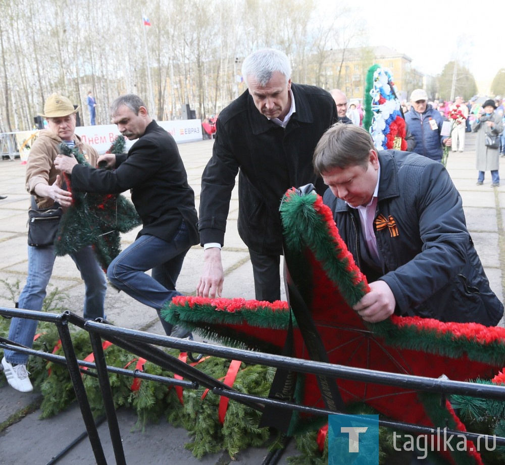 Металлурги отмечают 72 годовщину Великой Победы!

Венки к мемориалам возложили строители, железнодорожники, работники НТИИМ и химзавода «Планта», горняки, коксохимики. 
Работники ЕВРАЗ НТМК почтили память павших героев на площади мемориального комплекса Музея боевой славы металлургов. В торжественно-траурном митинге принимали участие представители администрации города и Тагилстроевского района, ЕВРАЗ НТМК, профсоюзного комитета, ветераны труда и труженики тыла. Колонна демонстрантов прошла по улице Индустриальная от управления комбината до площади у мемориального комплекса. 

Ветеранов поздравили исполняющий обязанности управляющего директора ЕВРАЗ НТМК Павел Зажигаев, председатель совета ветеранов комбината Владимир Лукович, глава Нижнего Тагила Сергей Носов. 

- Сегодня мы готовимся отмечать главный праздник в году – День Победы, - сказал Сергей Носов. – Мы скорбим, вспоминая о жертвах, лишениях, о тех, кто не вернулся с войны. Но День Победы – это одновременно и день радости и гордости за нашу страну. Здоровья вам, дорогие ветераны. Передавайте ваш опыт следующим поколениям, чтобы молодежь гордилась своей страной, осознавала, что принадлежит к тому народу, который всегда и везде побеждал, а значит, и новое поколение ждет светлое будущее. 