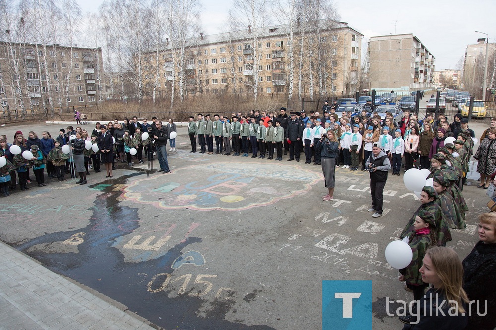 Сегодня открылась мемориальная доска в память о милиционере-герое Андрее Аргаузове

Памятную доску торжественно открыли во дворе школы № 36, в которой когда-то учился Андрей Аргаузов. 