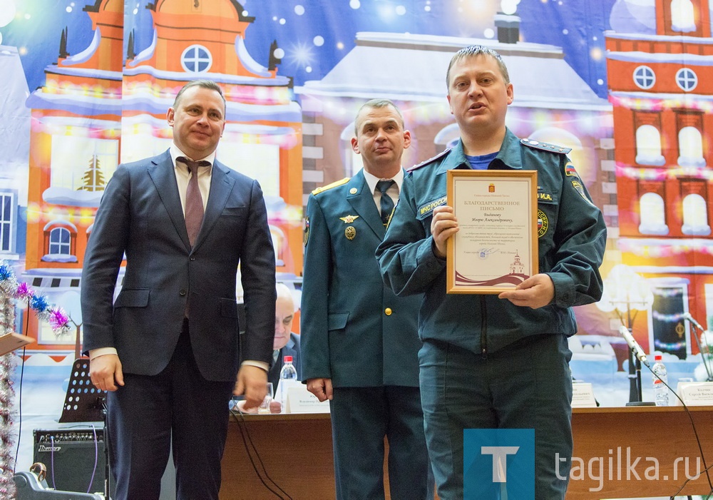 В профессиональный праздник глава города Владислав Пинаев вручил спасателям памятные знаки и благодарственные письма. 

- В следующем году будем службу усиливать, - заявил мэр. 

Антон Исаев
Фото Сергея Казанцева