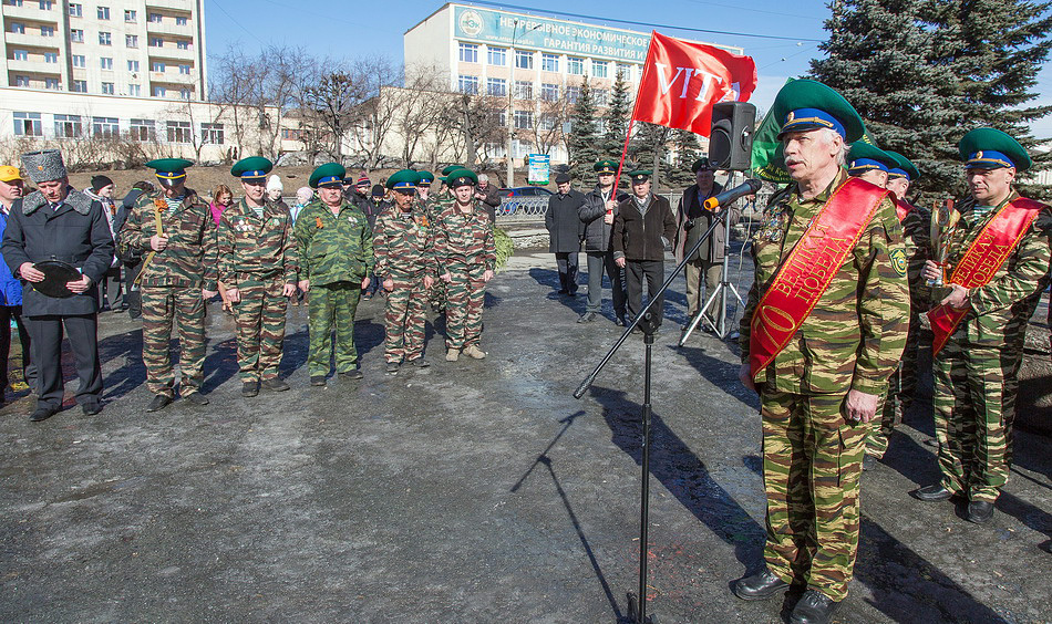 Вымпел Победы приехал в наш город.Эстафета Победы!

Начальник пограничной заставы ветеранов пограничных войск
«Нижнетагильская» Игорь Полидва заявил, что на Гальянке должна
появиться аллея славы пограничников, проект которой сейчас находится в разработке.