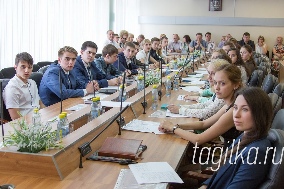 Первое в истории Нижнего Тагила заседание молодежного
парламента прошло бурно. Начинающие депутаты еще
только осваиваются в креслах народных избранников,
поэтому во многих организационных моментах им помогали
присутствовавшие в зале старшие коллеги из числа
действующих думцев, а также те, кто воплощал в жизнь идею
создания тагильской молодежной Думы.