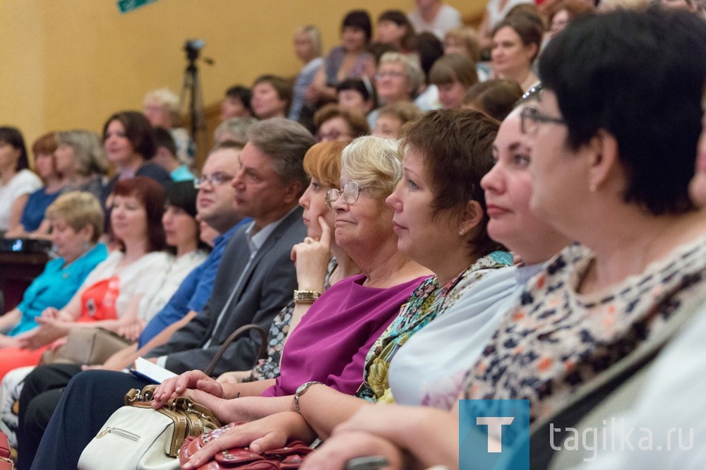 Вчера состоялось пленарное заседание в городском дворце детского и юношеского творчества. Педагогическую общественность поздравил глава города Сергей Носов и заверил, что в ближайшее время начнется строительство двух новых школ. Кроме того, обсуждаются варианты строительства спортивных залов в тех учебных заведениях, где их до сих пор нет.