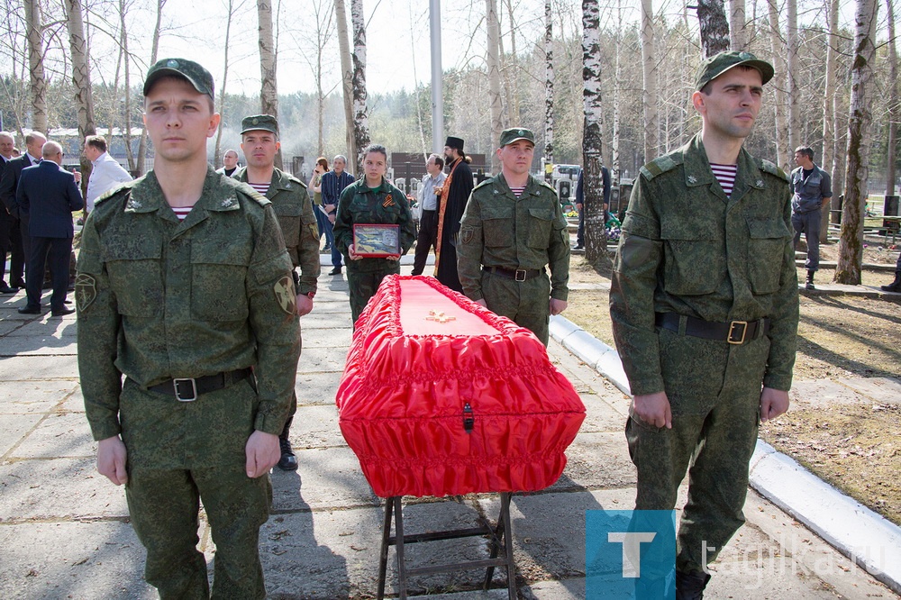 На Мемориале воинской Славы на Рогожино прошла торжественная церемония по захоронению останков тагильчанина Дмитрия Николаевича Деткова – летчика, погибшего во время Великой Отечественной войны. 

Останки воина-земляка были обнаружены в апреле 2018 года поисковиками отряда «Кубанский плацдарм» при проведении работ на месте падения советского штурмовика Ил-2 в Апшеронском районе. По номерным деталям самолета удалось установить личность пилота. Им оказался сержант Детков Дмитрий Николаевич, 1918 года рождения. 