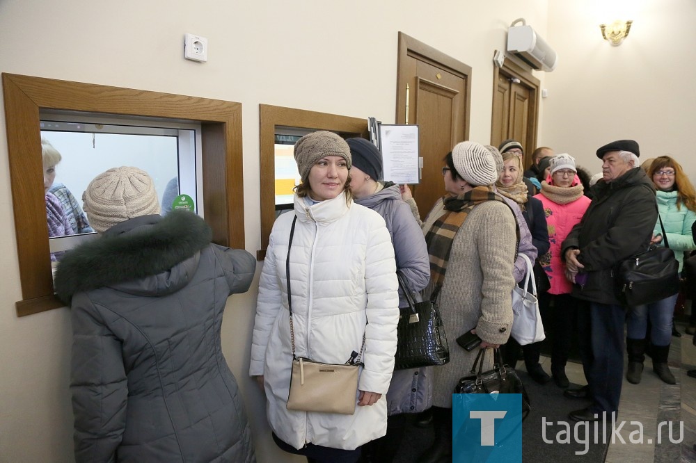 В числе первых приобрела билеты для своей семьи и Елена Тырышкина. И тоже пришла пораньше, чтобы иметь возможность выбрать удобное время. Ей понравилось, что в театре уже создают новогоднее настроение, готовясь к празднику.