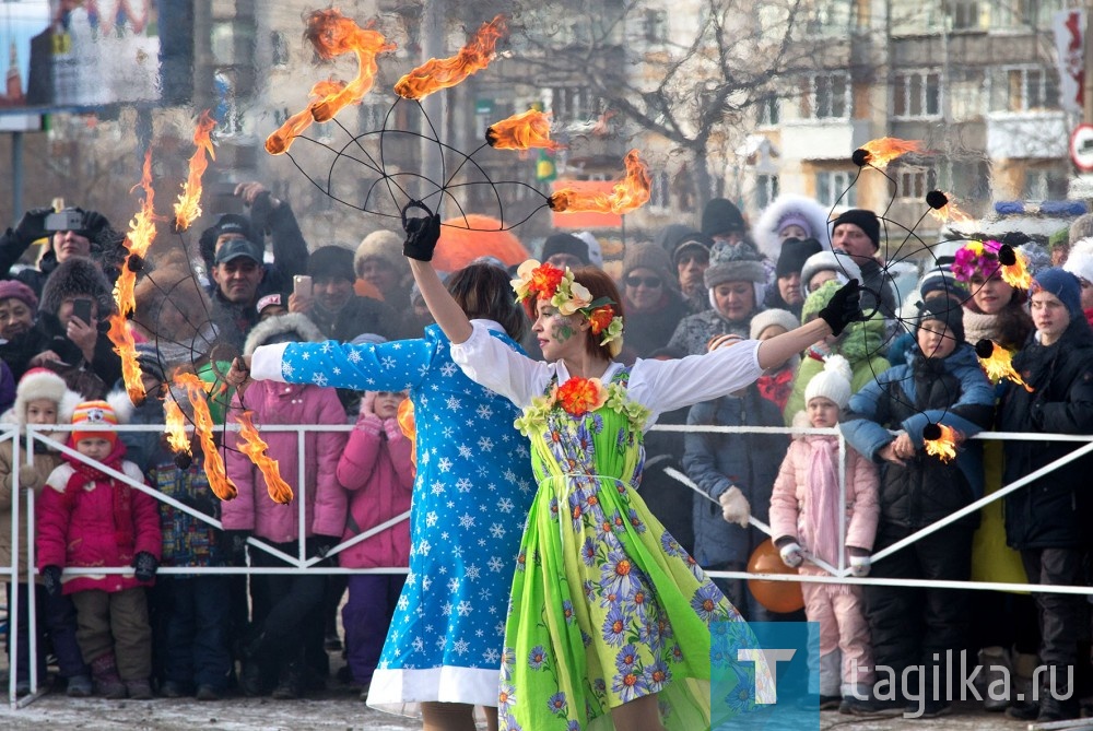 И вот перед надвигающимися сумерками наступил карнавальный финал – фаер-шоу от театра огня «Ренессанс». Нарядное соломенное чучело в центре огороженного круга дождалось последних минут и весело заполыхало. Прощай, сударыня Масленица!

Ирина Петрова
Фото Сергея Казанцева