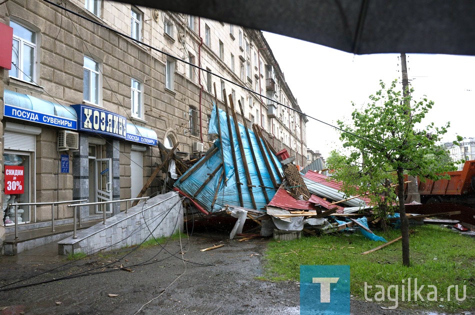 Проспект Ленина, 73

Глава города Сергей Носов провел заседание комиссии по предупреждению и ликвидации ЧС. Напомним, накануне в 18.00 было принято решение о введении режима ЧС в Нижнем Тагиле после удара стихии. В настоящее время ситуация в городе стабилизирована, ведутся работы по устранению последствий удара стихии. Все социальные объекты и учреждения здравоохранения работают в штатном режиме, сообщает пресс-служба муниципалитета.
