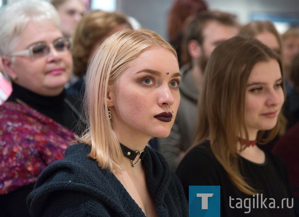 "Путешествие в сад."  Выставка Елены Чебаковой.