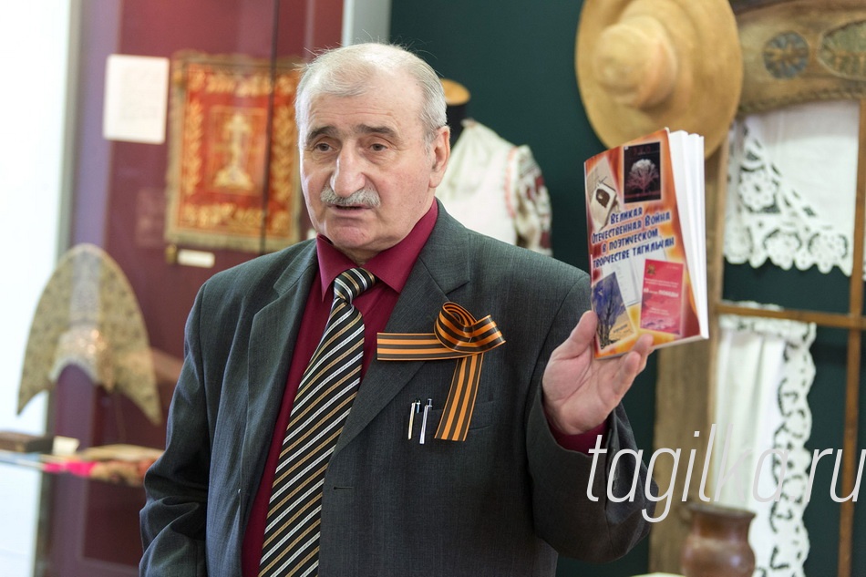 "Севастопольский вальс"

В витринах мирно соседствовали  предметы быта и костюмы, рассказывающие обо  всех национальностях, представители которых жили и живут в нашем городе, в том числе, о русских и украинцах. И, наверное, это было лучшее место для презентации политического и лирического сборника «Севастопольский вальс».  

Людмила Погодина
Фото Сергея КАЗАНЦЕВА. 
