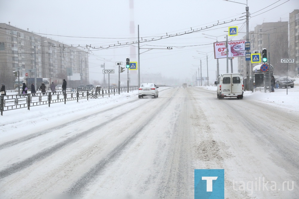 Всё тот же первый снегопад продемонстрировал, сил, брошенных на сбор и вывоз снега, не хватает. Выпадение осадков выше нормы не проходит абсолютно незамеченным для водителей и пешеходов. В день прихода зимы для наведения порядка потребовалось личное вмешательство главы города. «Я сам соберу все службы, которые работают в Нижнем Тагиле, и отдельно поставлю задачи. Некачественно выполненная уборка оплачиваться не будет», - заявил Владислав Пинаев.

Но и сейчас, спустя неделю после того, как обильные снегопады прекратились, ещё можно заметить колею на дорогах за пределами так называемого «гостевого маршрута». На других улицах уборка, по неизвестной причине, не предполагает вывоз снега или расчистку «карманов» для остановки общественного транспорта.
