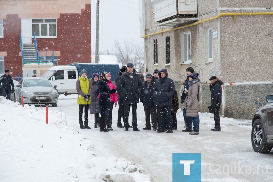  Объезд главой города объектов Дзержинского р-на.Строительство жилого дома и детский сад N112