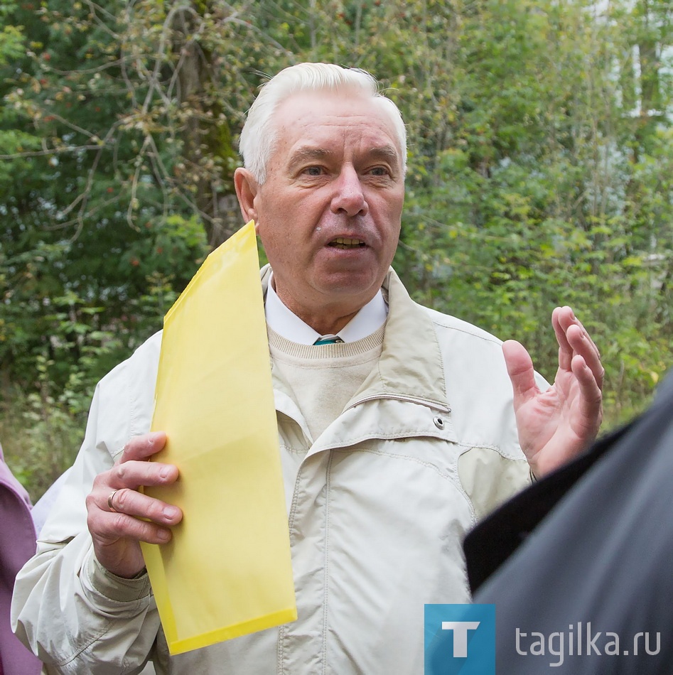 Капремонт на Карла Маркса.

Александр Павлюк

Жильцы, завидев важных гостей и микрофоны журналистов, не упустили свой шанс пожаловаться на управляющую компанию: двойные квитанции, не учитываются показания общедомовых счетчиков, нет площадки для автомобилей… А вот капремонтом довольны, недочетов или недоделок даже не смогли назвать. Жильцы понимали, что ремонт есть ремонт, пускали домой, рады, что им поменяли стояки канализации, горячей и холодной воды. Новая крыша выдержала испытания проливными дождями.