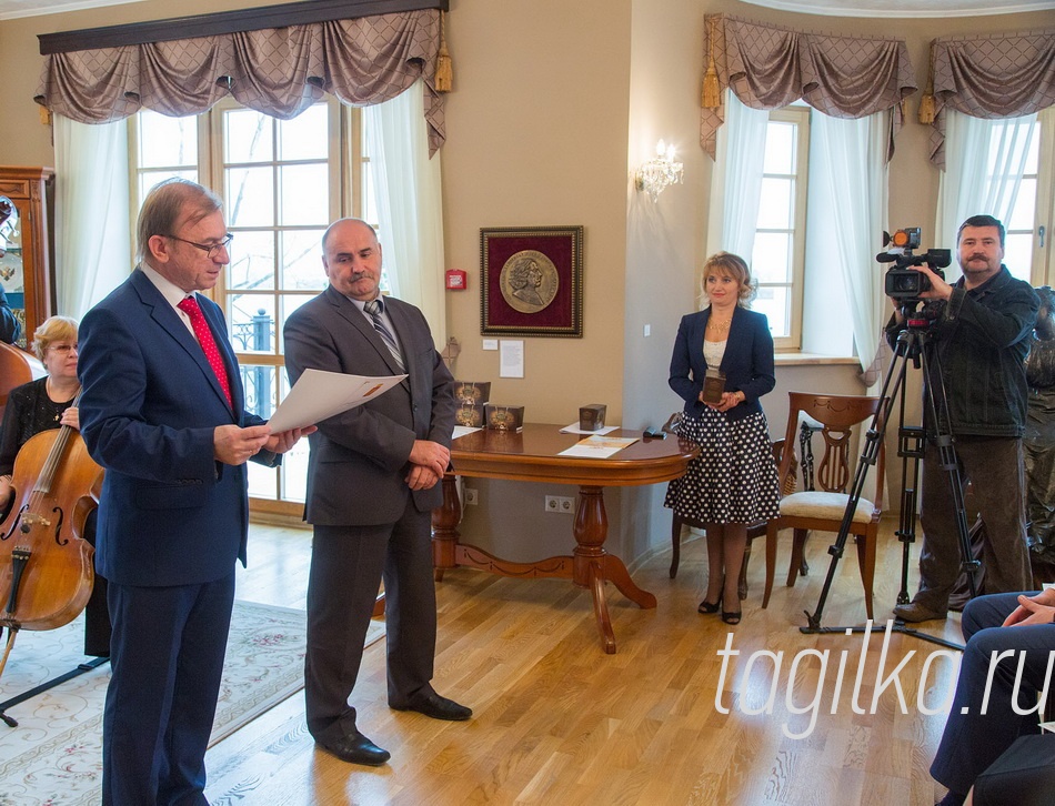 Благодарственными письмами Главы города отмечены участники мероприятий и проектов в отрасли культуры

Заместитель Главы Администрации города по социальной политике отметил большой вклад в сохранении памятников культуры и поддержании традиционных промыслов Нижнего Тагила предпринимателей города и коллектив ОАО «ЕВРАЗ НТМК». 