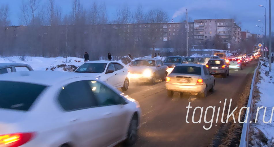 Привыкаем ездить по новому.

Вот и случилось то, чего тагильские автолюбители ждали с
опасением: важнейшая транспортная артерия, соединяющая
центральную часть города и Выю, перекрыта. Весь транспорт
идет в объезд.