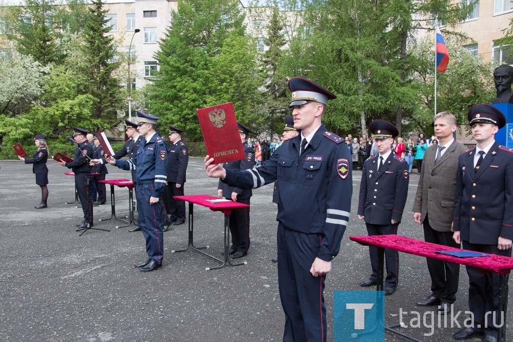 Молодые полицейские приняли присягу