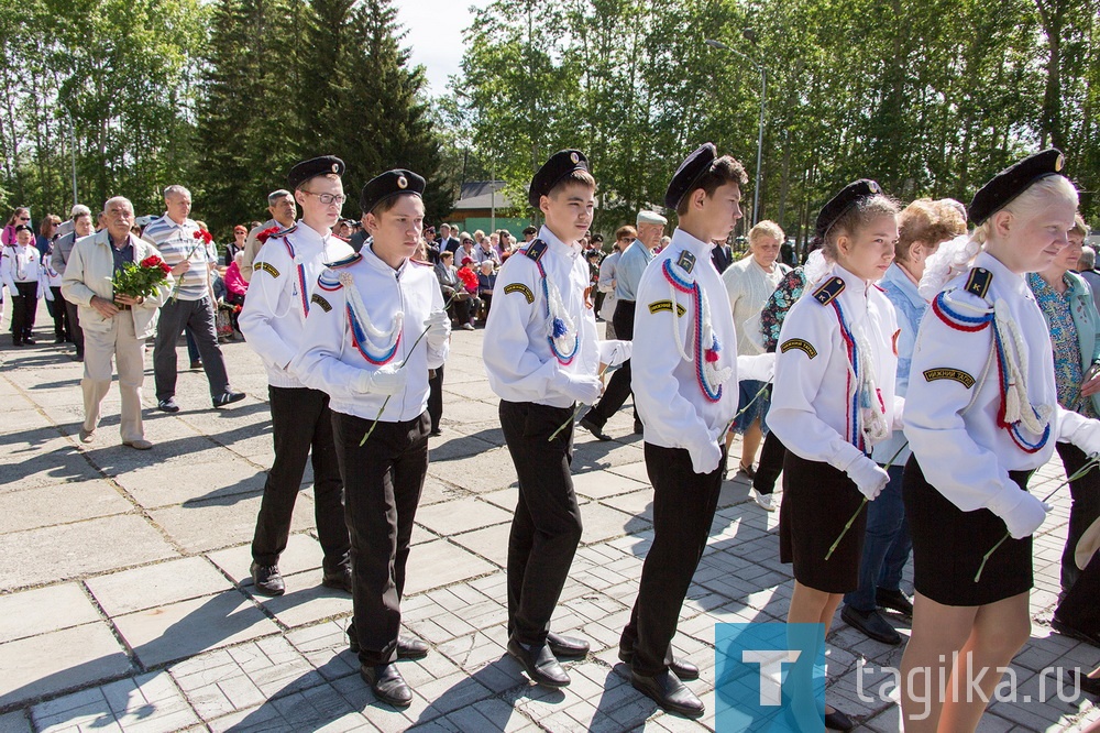 78 лет назад началась Великая Отечественная война.   1418 дней продолжался боевой и трудовой подвиг советского народа.   В День памяти и скорби на мемориале центрального кладбища Нижнего Тагила  собрались представители разных поколений: ветераны, работник