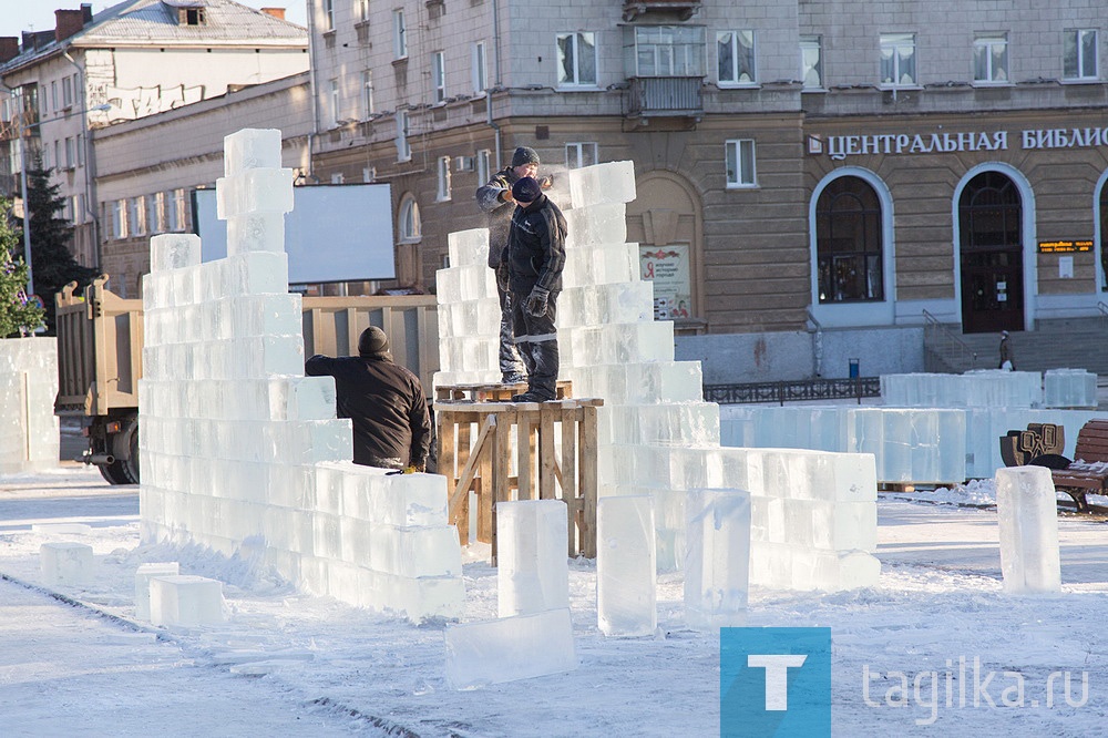 На Театральной площади идет строительство ледового городка