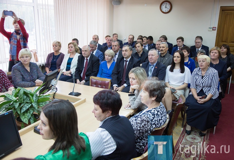 Вручение мандатов депутатам городской Думы города Нижнего Тагила