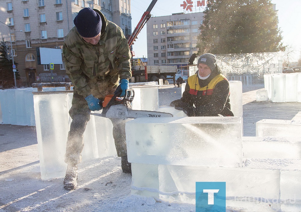 На Театральной площади идет строительство ледового городка