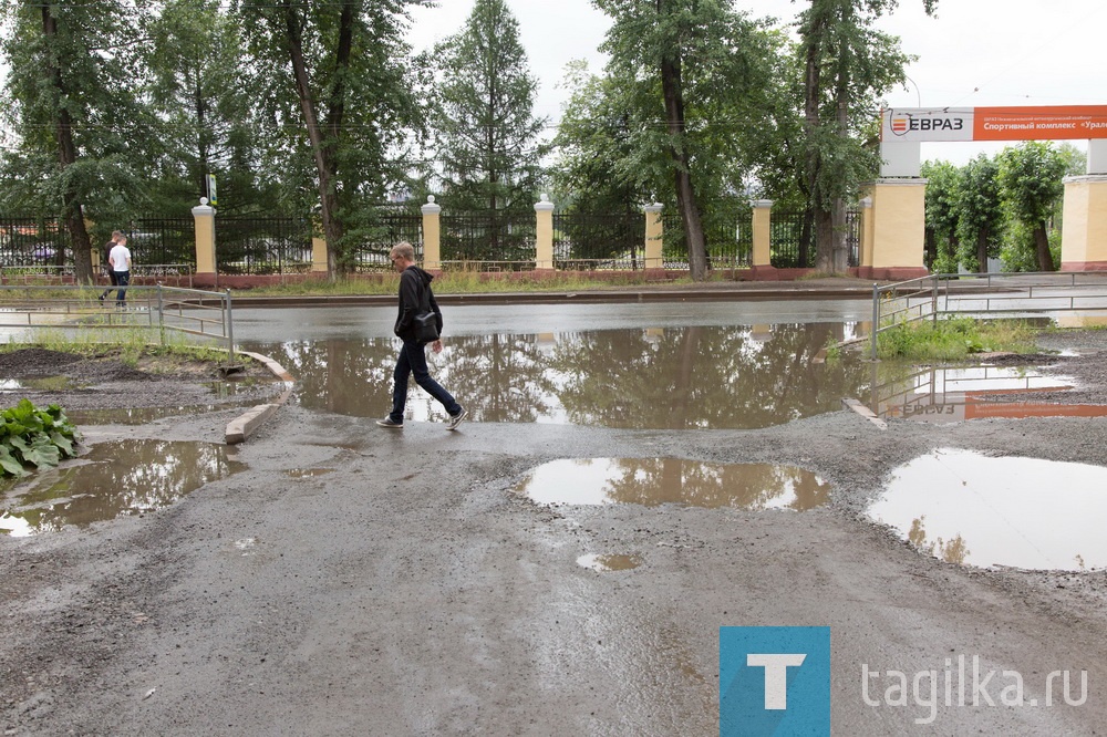 В Нижнем Тагиле на улице Металлургов поднимают уровень тротуара, который после дождей превращался в огромную лужу