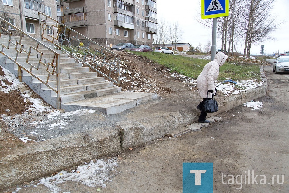 Один из таких примеров – спуск к остановке маршруток около дома №107 на улице Зари. Жители неоднократно просили заменить старые ступени, из которых торчала арматура. Этой осенью их желание, наконец, исполнилось. Вот только радость оказалась преждевременной: ходить по новой лестнице под силу только молодым да резвым. Нижняя ступень очень высокая, пожилому или маленькому ребенку не вскарабкаться, поручни начинаются гораздо выше. Спускаться неудобно по той же причине. Как рассказал нам пенсионер Александр Брагин, на его глазах женщина оступилась и упала, сильно ударившись. 