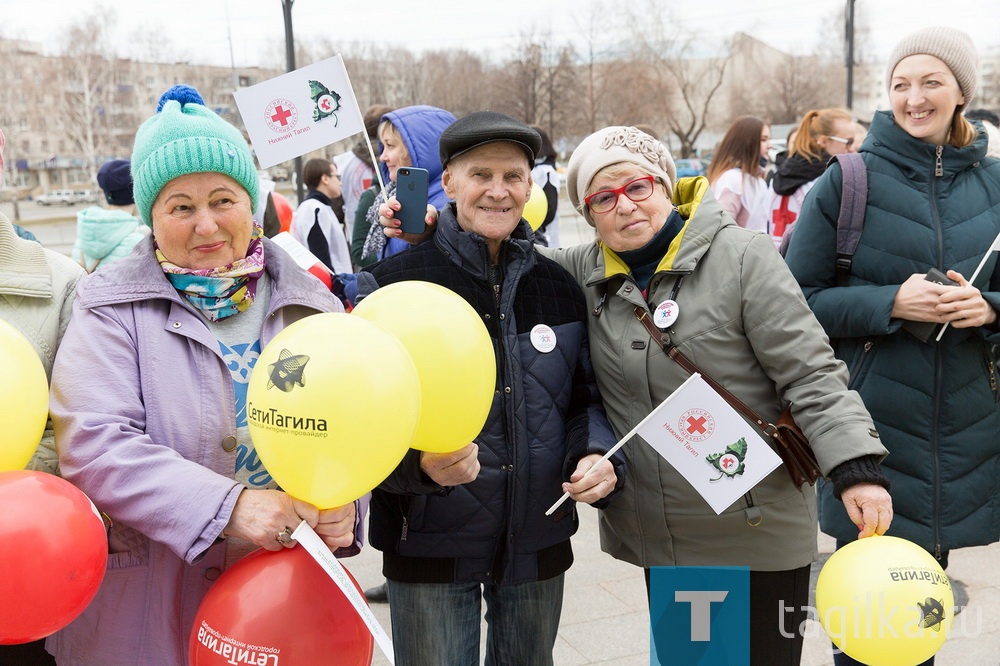 Ходьбе все возрасты подвластны

Среди участников субботней прогулки было больше людей старшего возраста. Молодые сегодня чаще увлекаются силовыми тренировками в спортивных залах, хотя обычная ходьба в качестве кардио нагрузки для многих предпочтительнее. 