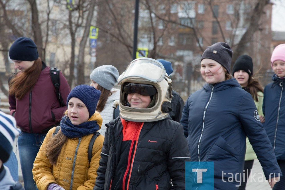 Второй час школьники провели в одном из кинозалов «России», где им показали фильмы, посвященные Дню космонавтики. Учащиеся узнали, как можно стать космонавтом, для них представители Роскосмоса подготовили обращение от космонавтов. Кроме того, представители Уралкриомаша рассказали о своем предприятии и о его связи с космонавтикой.
