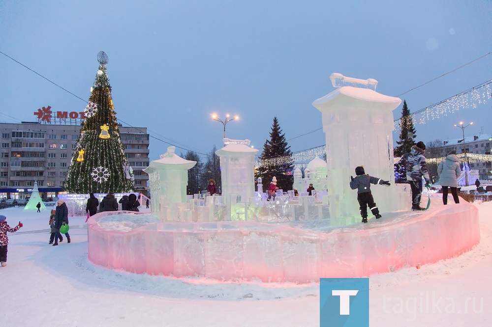 Зимние каникулы закончились, но ледовые городки продолжают работать