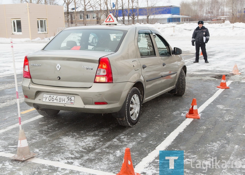 Тест на чувство опасности

Также в учебном курсе автошкол и на экзамене в ГИБДД появится новый блок – «Предвидение опасности». Он будет представлен в виде интерактивного теста, который потребует мгновенной реакции на потенциально опасные ситуации: например, резко затормозил сосед по ряду, торопливый водитель решил обогнать по «встречке» или невнимательный пешеход вышел на дорогу в капюшоне.
Тест станет обязательной частью теоретического экзамена на права. Состоять он будет из нескольких видеороликов, по минуте каждый. Просматривая их, будущему автомобилисту придется оценить и своевременно отреагировать на аварийную ситуацию. Для этого в момент опасности надо щелкнуть компьютерной мышкой или нажать на сенсорную кнопку. Система подсчитает время реакции и выставит соответствующий балл.