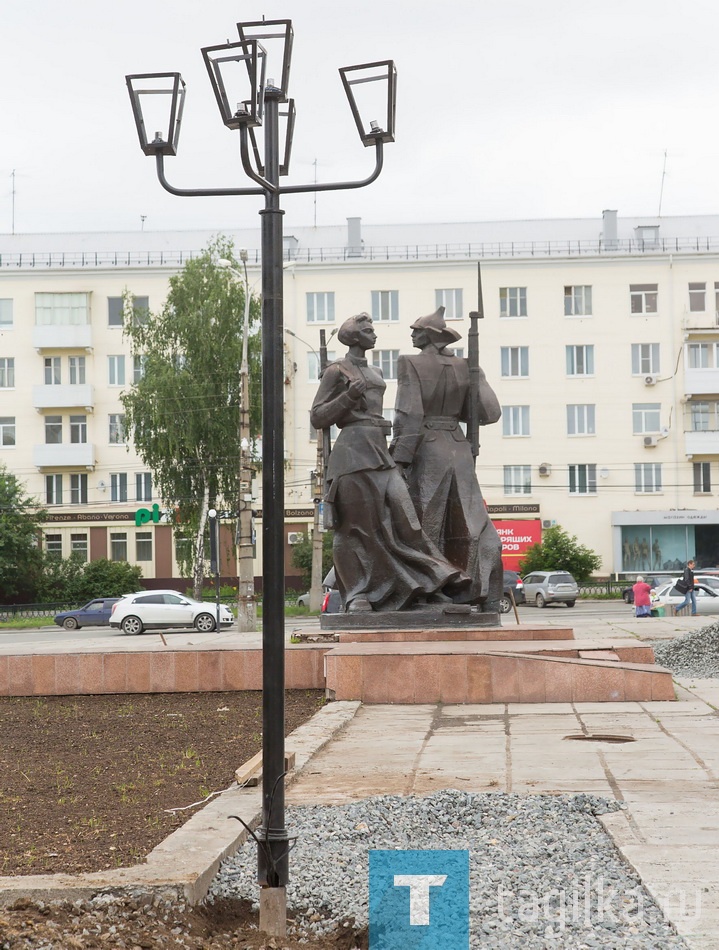 Сегодня сотрудники компании «Швабе-Екатеринбург» установили опоры для девяти новых фонарей. В каждом будет по пять светильников с энергосберегающими светодиодными лампами. 

Татьяна Шарыгина
Фото Сергея Казанцева