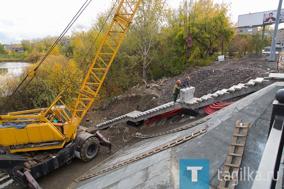 На самом мосту работы продолжаются. Строители делают спуск к реке со
стороны улицы Серова. Раньше его не было. Сейчас внизу неухоженный берег, спускаться туда незачем, но в ближайших планах – обустройство набережной. Предполагается, что прогулочная зона появится уже в следующем году.

Татьяна ШАРЫГИНА.
ФОТО СЕРГЕЯ КАЗАНЦЕВА.