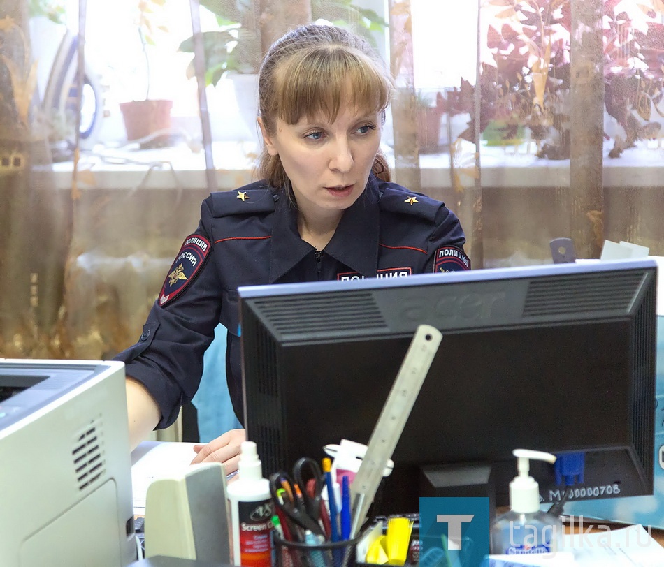 Старший эксперт майор полиции Елена Сазонова подробно рассказала студентам, как работает со следами на месте происшествия. Собирают отпечатки оперативники, задача экспертов - провести исследования. Карточка со следами подозреваемого в преступлении отправляется в криминалистическую базу системы «Папилон». В базе по Нижнему Тагилу сейчас находится около 150 тысяч таких отпечатков