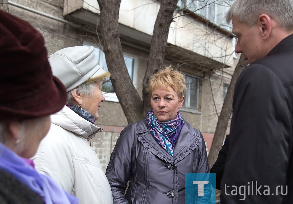 Лидеры народного фронта обсудили проблемы благоустройства и ЖКХ. Ул. Красноармейская 80.