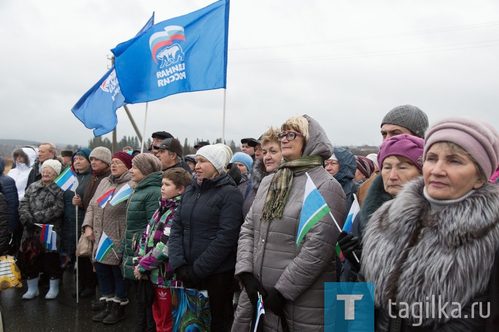 Владислав Пинаев открыл митинг в деревне Усть-Утка , посвященный Дню народного единства