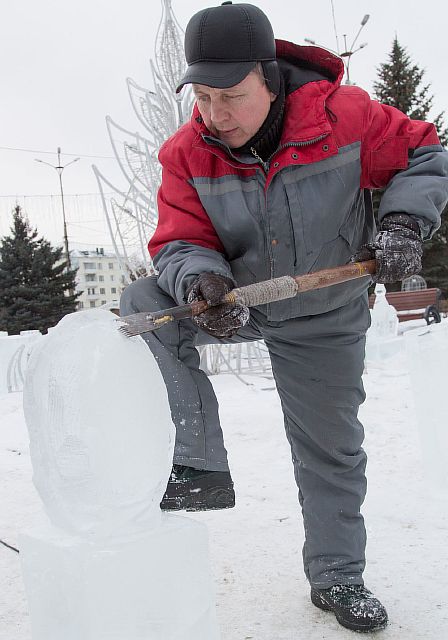 Сергей Дегтярев уже создал Щелкунчика, а теперь трудится на орешком