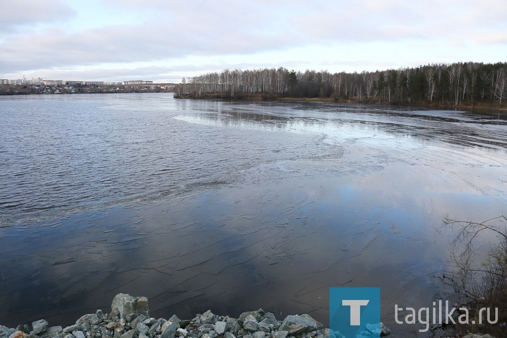 Строительство моста через Тагильский пруд по-прежнему идет в круглосуточном режиме