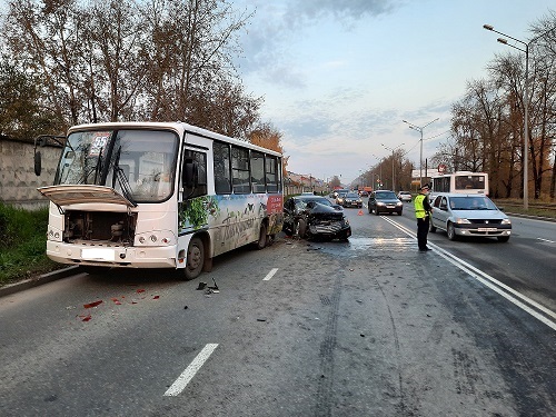 В Нижнем Тагиле водитель дорогой иномарки устроил массовое ДТП 