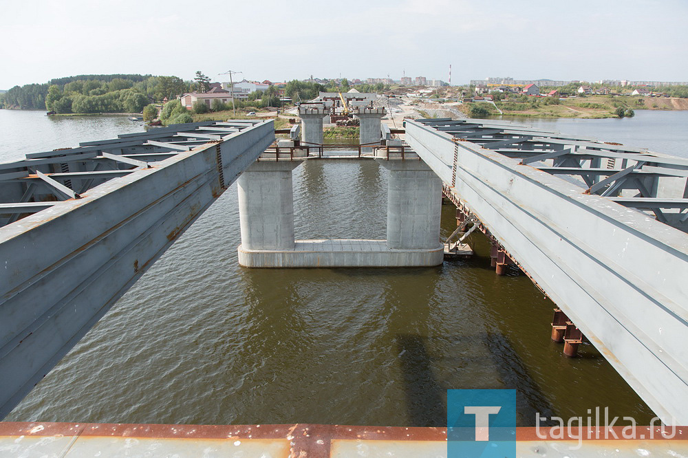 Строительство моста через Тагильский пруд продолжается круглосуточно, без перерывов и выходных