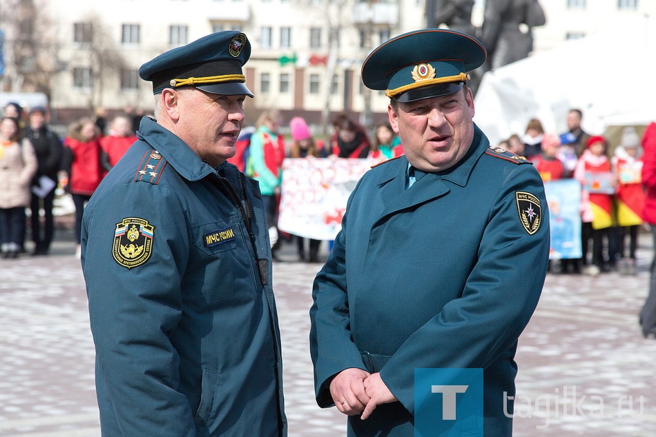 Противопожарная ярмарка "Город без пожаров".

Акция приурочена к Дню пожарной охраны, который в России отмечается 30 апреля. Она посвящена также нескольким памятным датам: 128-летию пожарной охраны города Нижний Тагил, 90-летию Государственного пожарного надзора, 125-летию Российского пожарного общества. 

Участников акции поприветствовали начальник Нижнетагильского пожарно-спасательного гарнизона Олег Полевщиков и и.о. начальника отдела надзорной деятельности и профилактики Нижнего Тагила и ГГО Александр Морозов. Они поблагодарили ребят за участие в конкурсах, которые проводит отдел надзорной деятельности, а коллег поздравили с наступающим профессиональным праздником. 