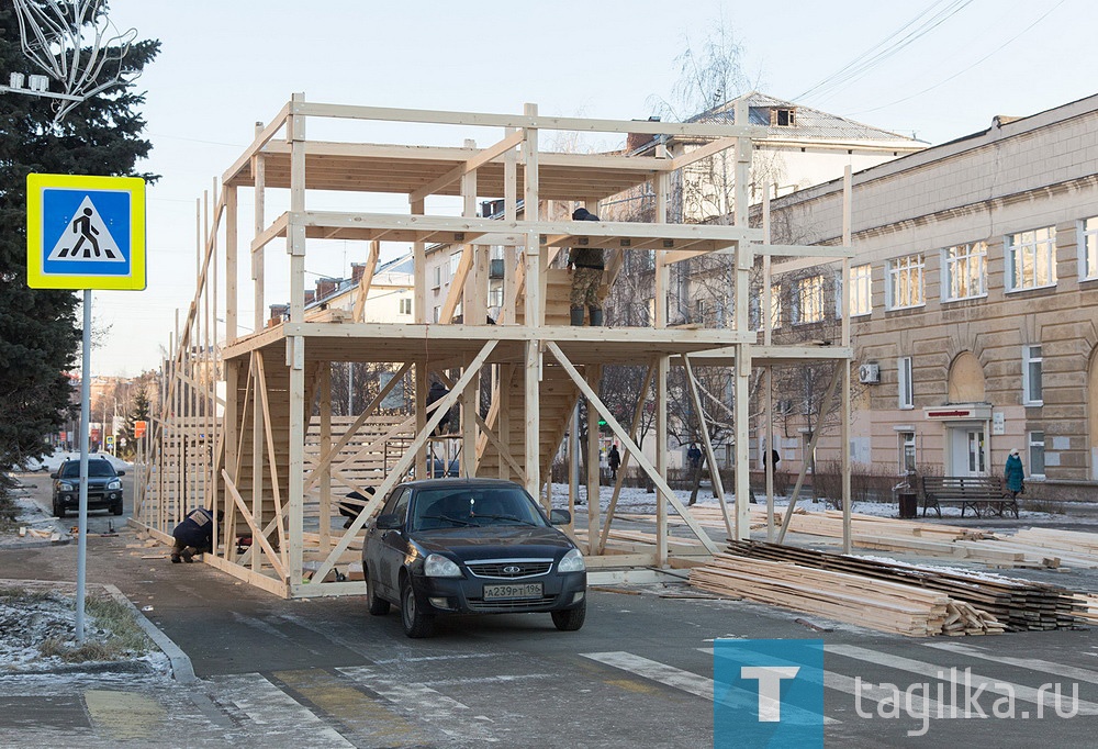 На Театральной площади идет строительство ледового городка